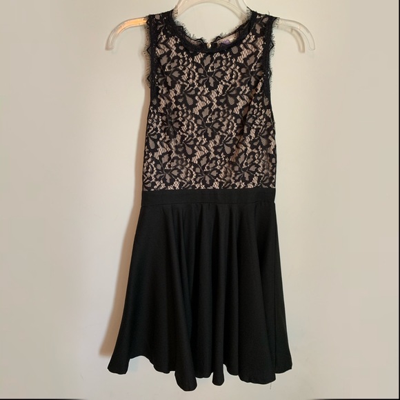 Dresses & Skirts - tan & black lace dress